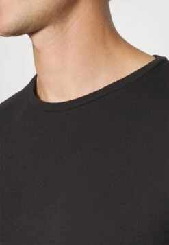 Pier One 3 Pack Muscle Fit- T-Shirt Basic - Black -Pier One 4bb67ef78ddb494cb68f3fbd13ed6a54